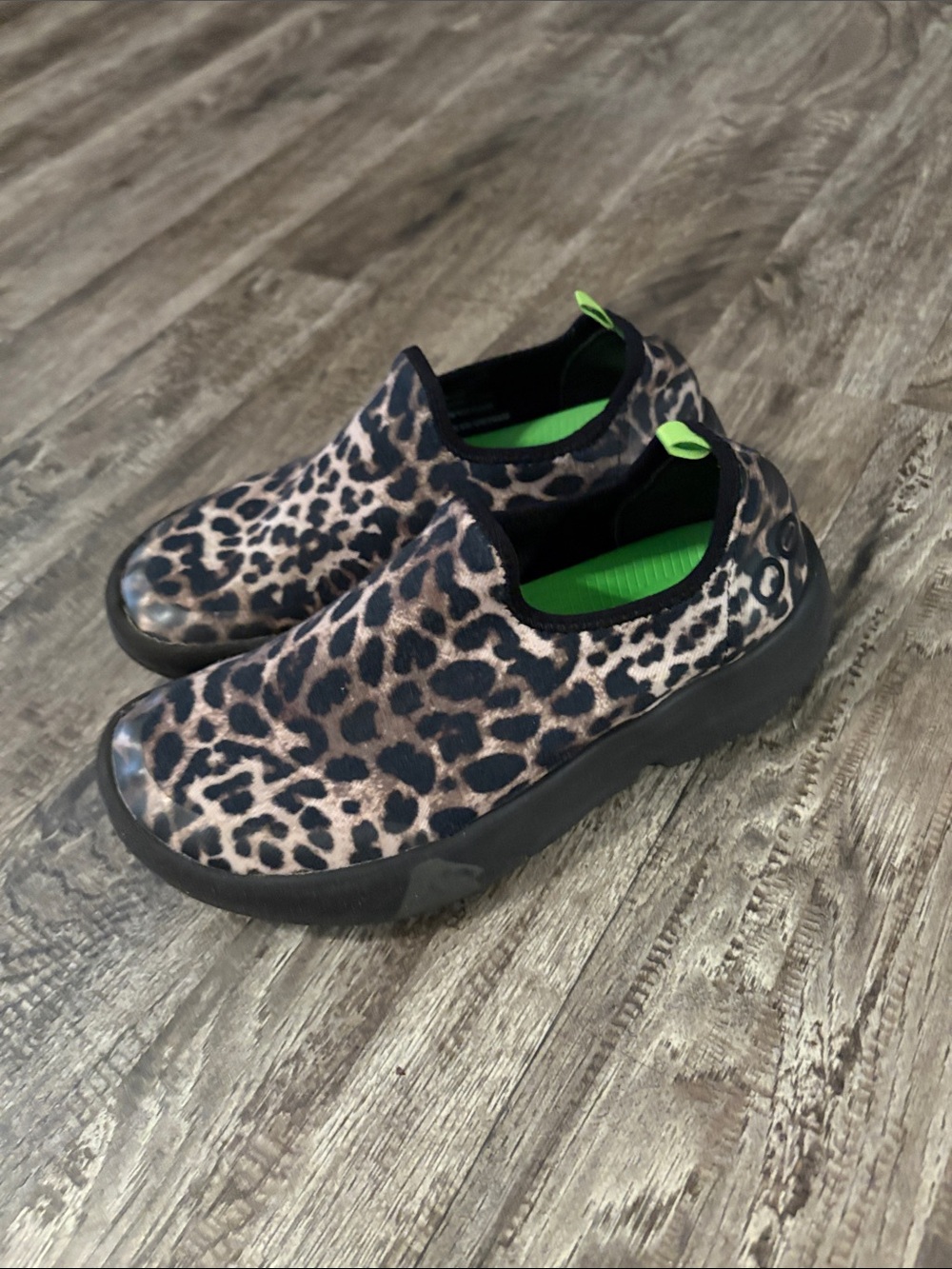 OOFOS Kids Leopard Slip-On Sneakers - Black/Tan